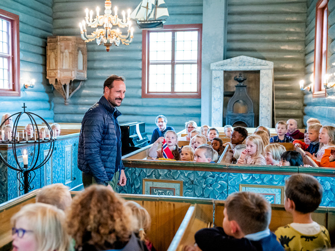 Kronprins Haakon besøkjer Lesja kyrkje, der 50 barn song for Kronprinsen. Foto: Stian Lysberg Solum / NTB scanpix